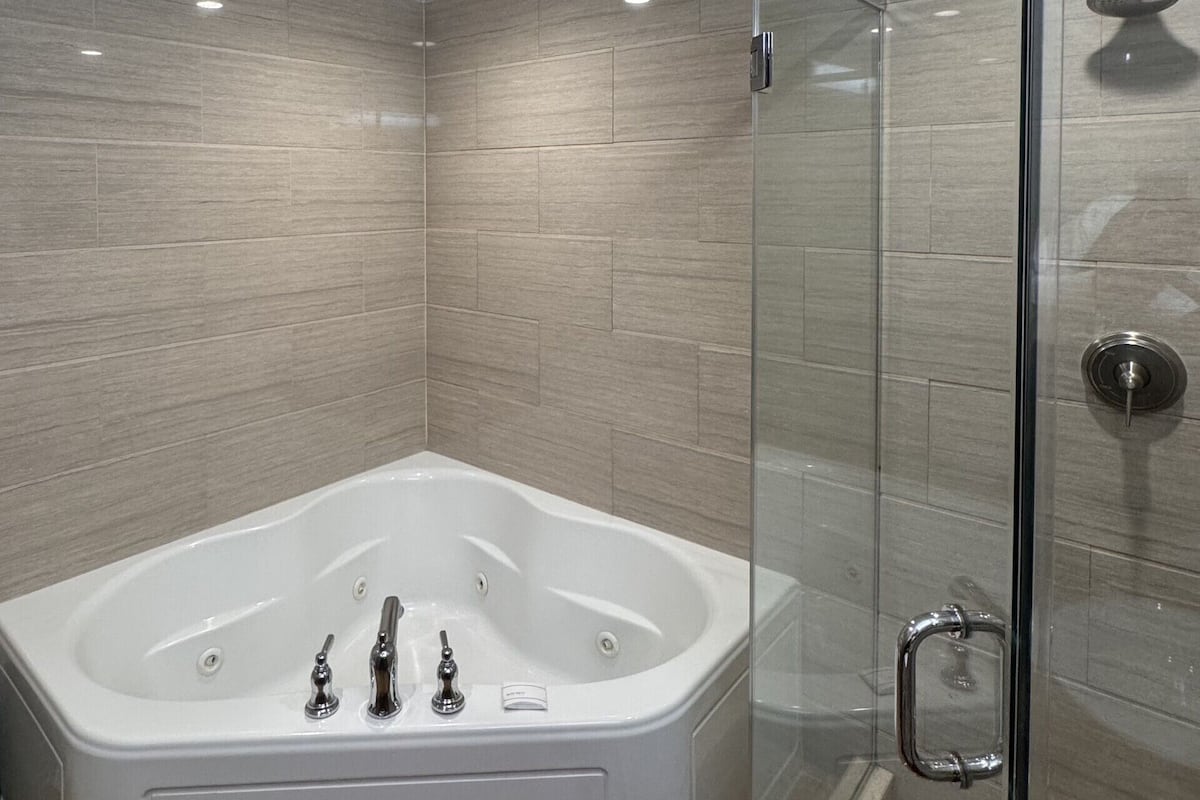 Rom – premium, 1 kingsize-seng, ikke-røyk, massasjebadekar | Bad | Kombinert dusj/badekar, toalettartikler (inkludert) og hårføner