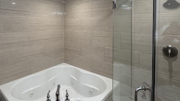 Kamar Premium, 1 Tempat Tidur King, Bebas Asap Rokok, jet tub | Kamar mandi | Kombinasi shower/bathtub dan perlengkapan mandi gratis