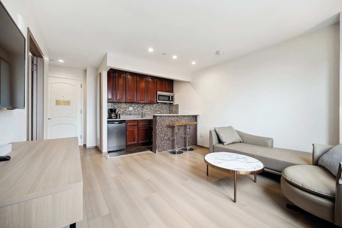 Deluxe Suite, 1 King Bed, Non Smoking | Living area | Flat-screen TV, pay movies