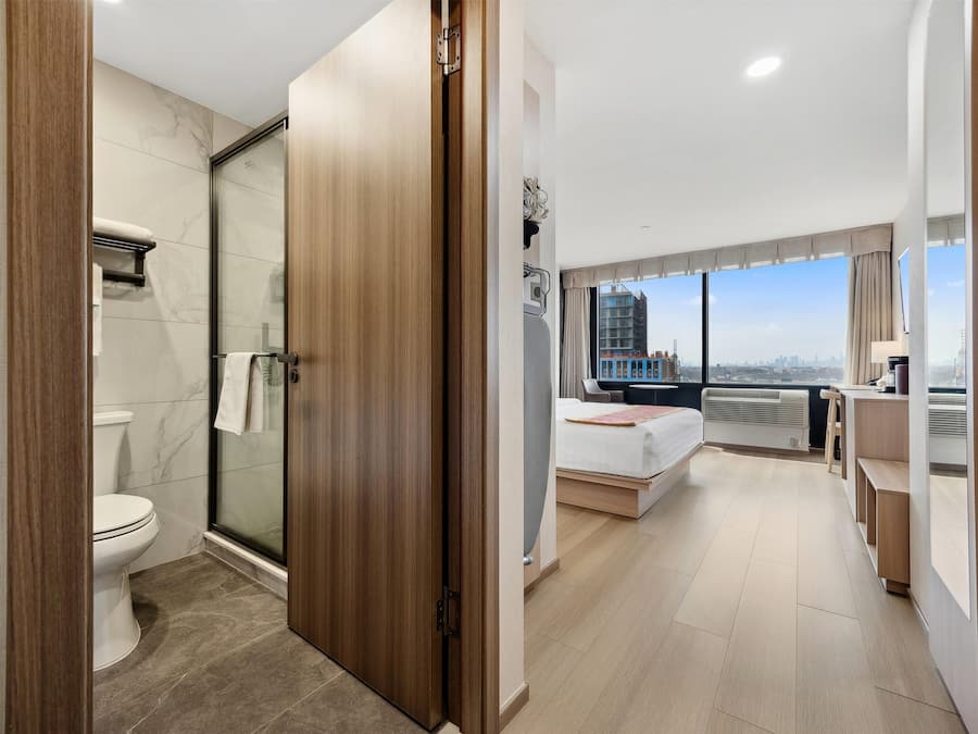 Cubrecamas, escritorio y tabla de planchar con plancha