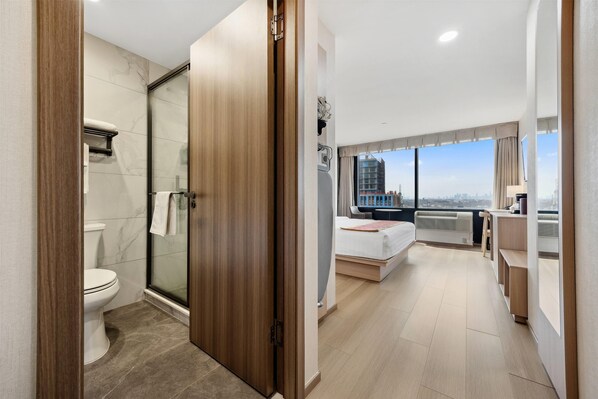 羽絨被、書桌、熨斗/熨衫板、摺床/加床 (收費)