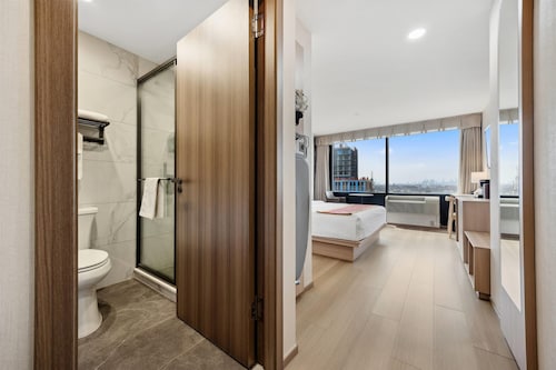 Ramada by Wyndham Flushing Queens