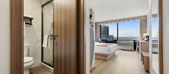 Ramada by Wyndham Flushing Queens