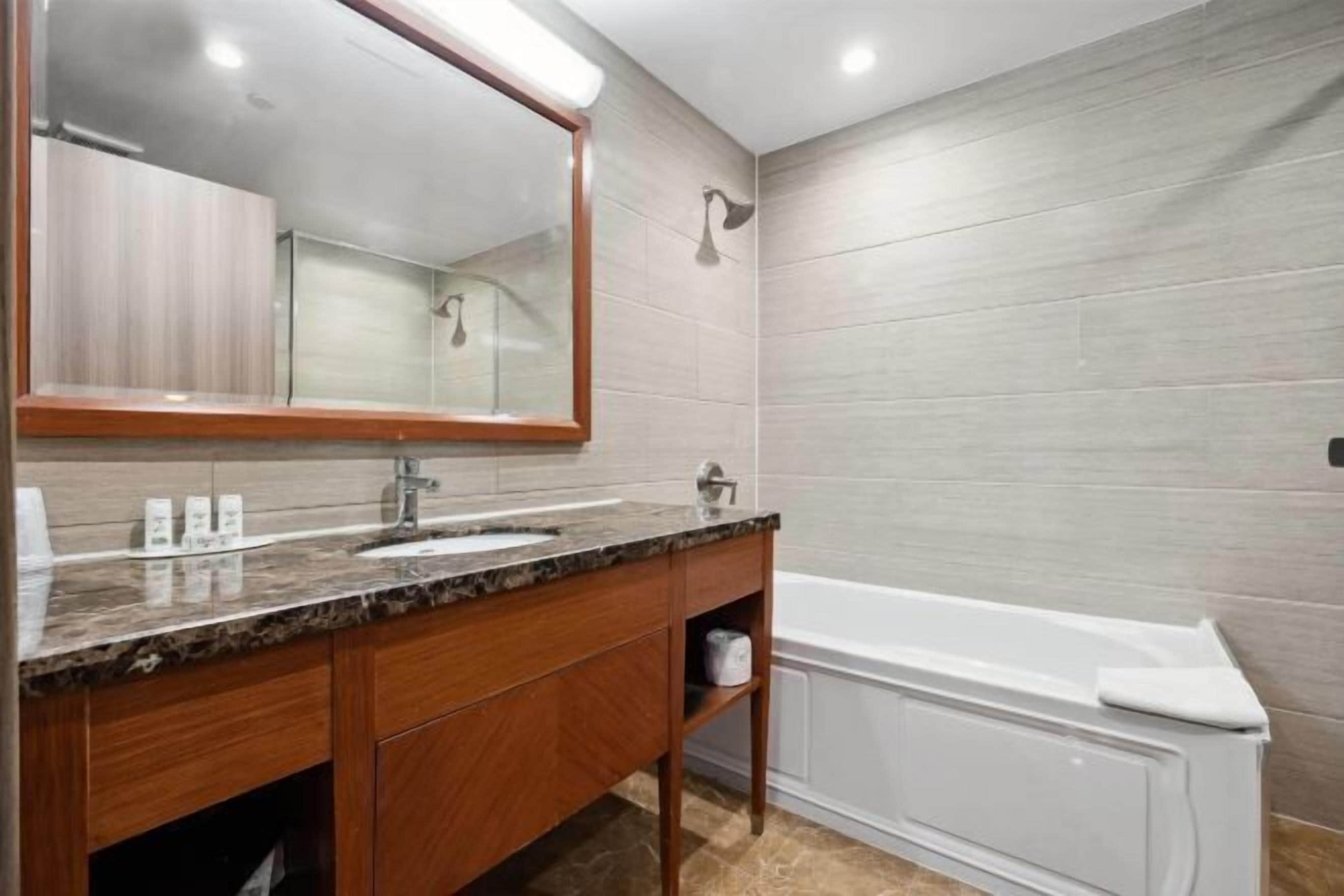 Bathroom | Combined shower/tub, free toiletries, hair dryer, towels