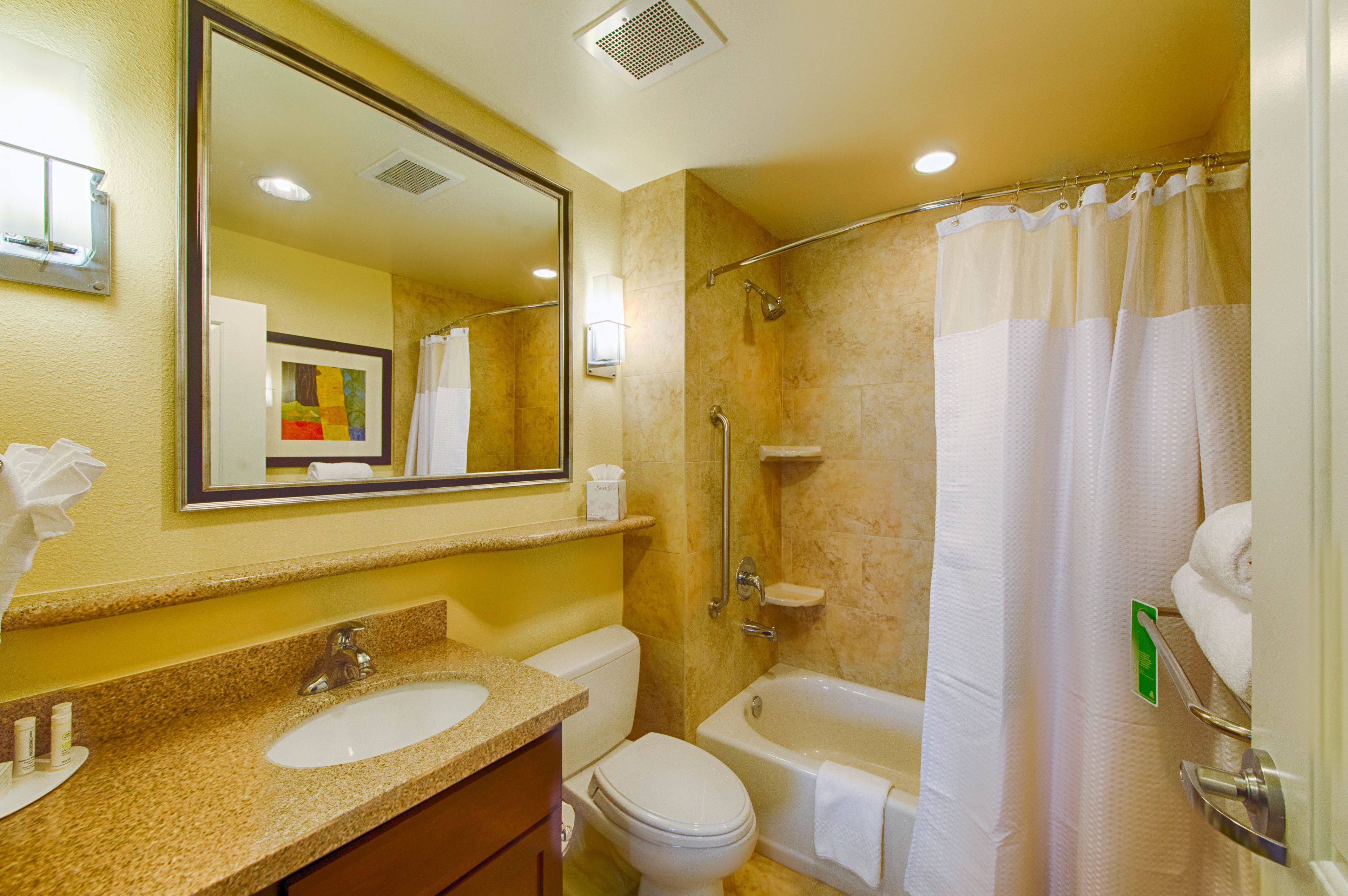 combined shower/bathtub, hair dryer, towels
