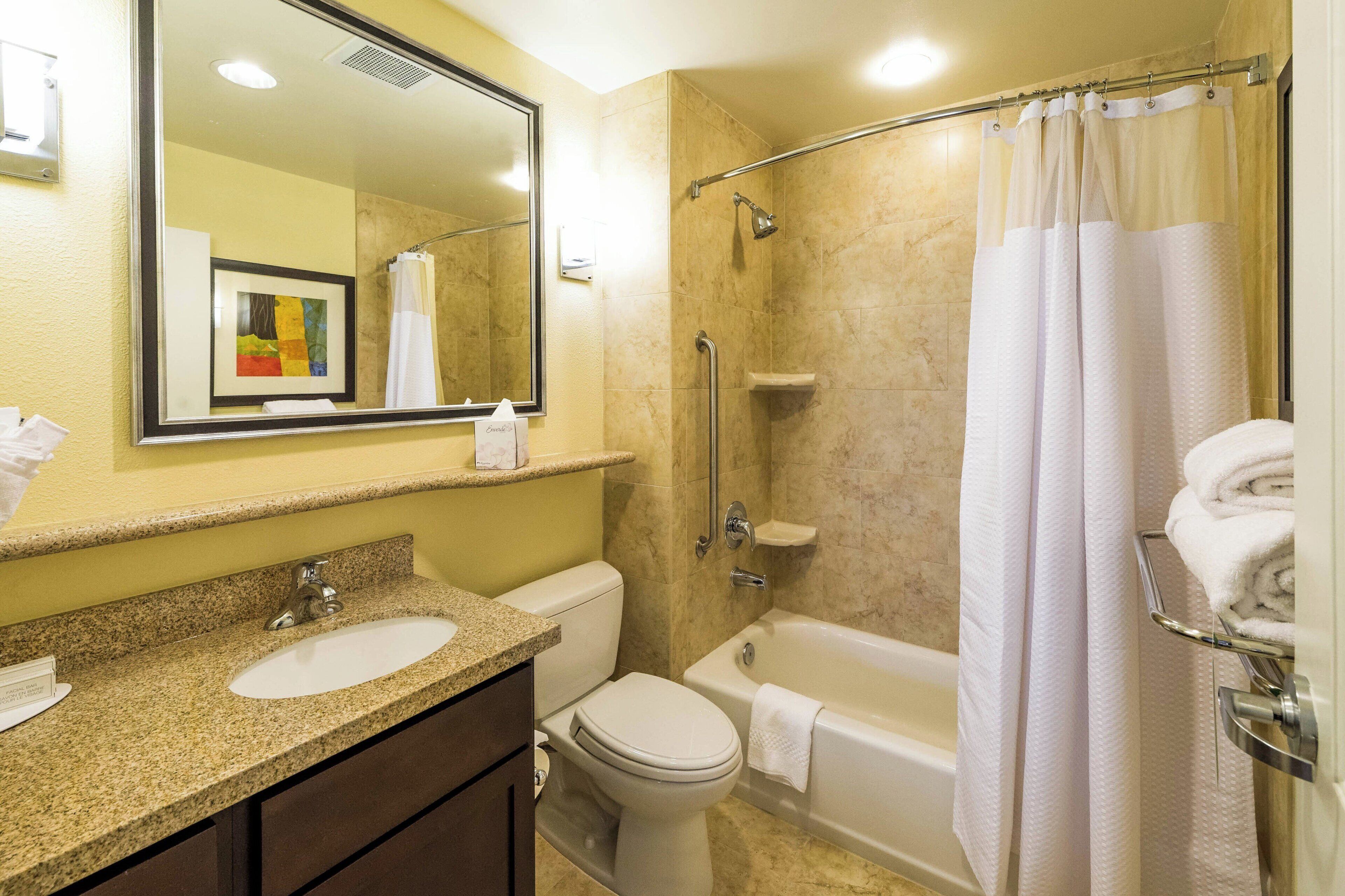 combined shower/bathtub, hair dryer, towels