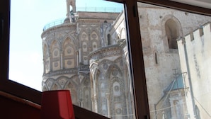A view of a historic building with intricate architectural details and a large window. - Locanda Re Ruggero (Monreale)