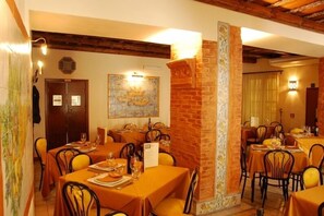 Free daily local cuisine breakfast - Locanda Re Ruggero (Monreale)
