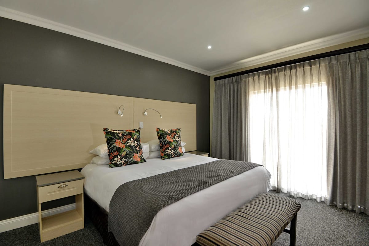 Safe på rommet, lydisolert og sengetøy