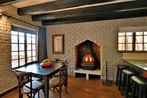 Country Chalet | Living area