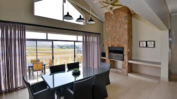 Luxury-Haus, 4 Schlafzimmer | Wohnbereich | Fernseher