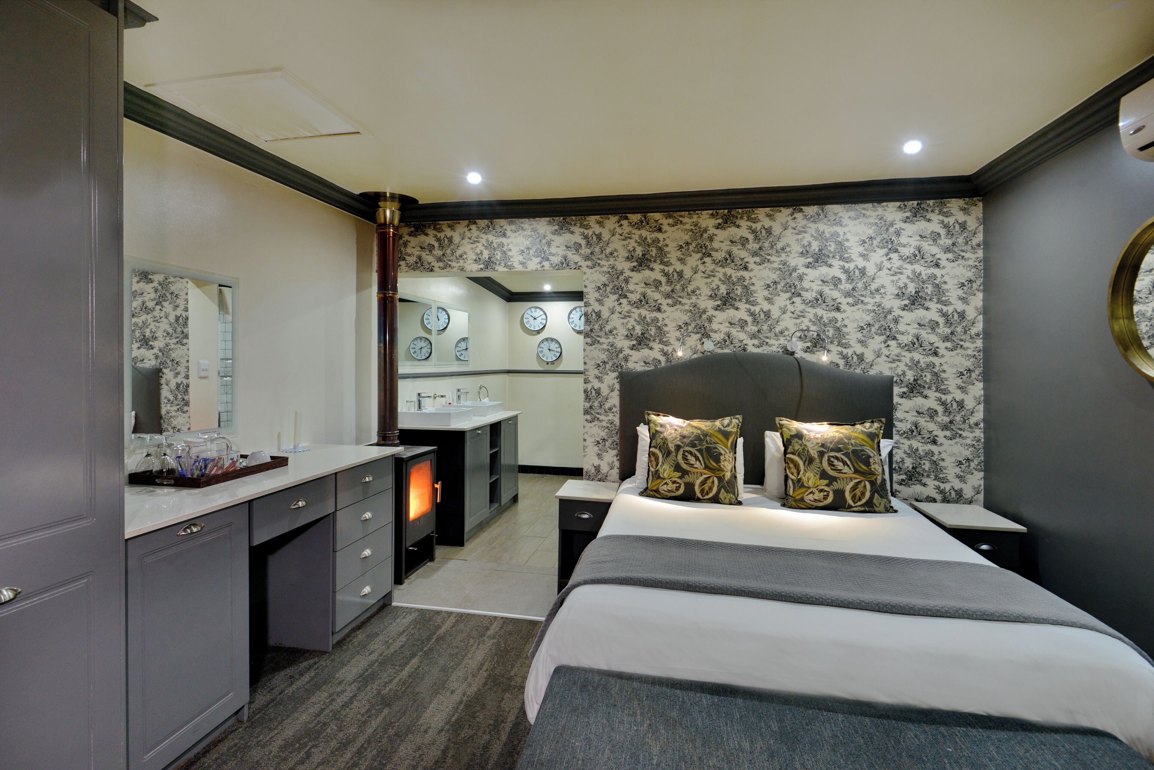 Country Hotel Room Double | Peti besi dalam bilik, kalis bunyi, cadar katil 