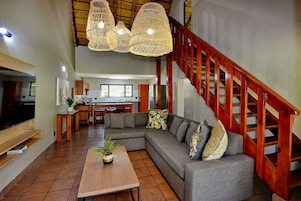 Vila superior (Self Catering) | Área de estar | Smart TV 43 polegadas com canais via satélite, Netflix