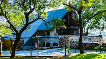 Vista frontal de la propiedad