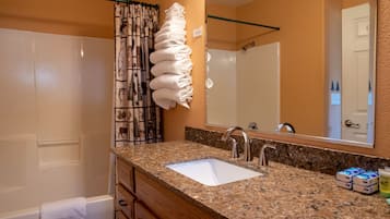 Deluxe Room | Bathroom | Combined shower/tub, hydromassage showerhead, free toiletries