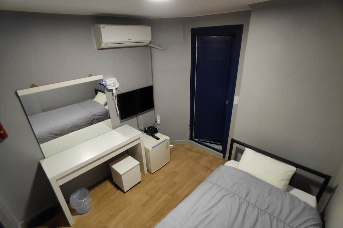 Standard Single Room | Blackout drapes, WiFi (free), bed sheets