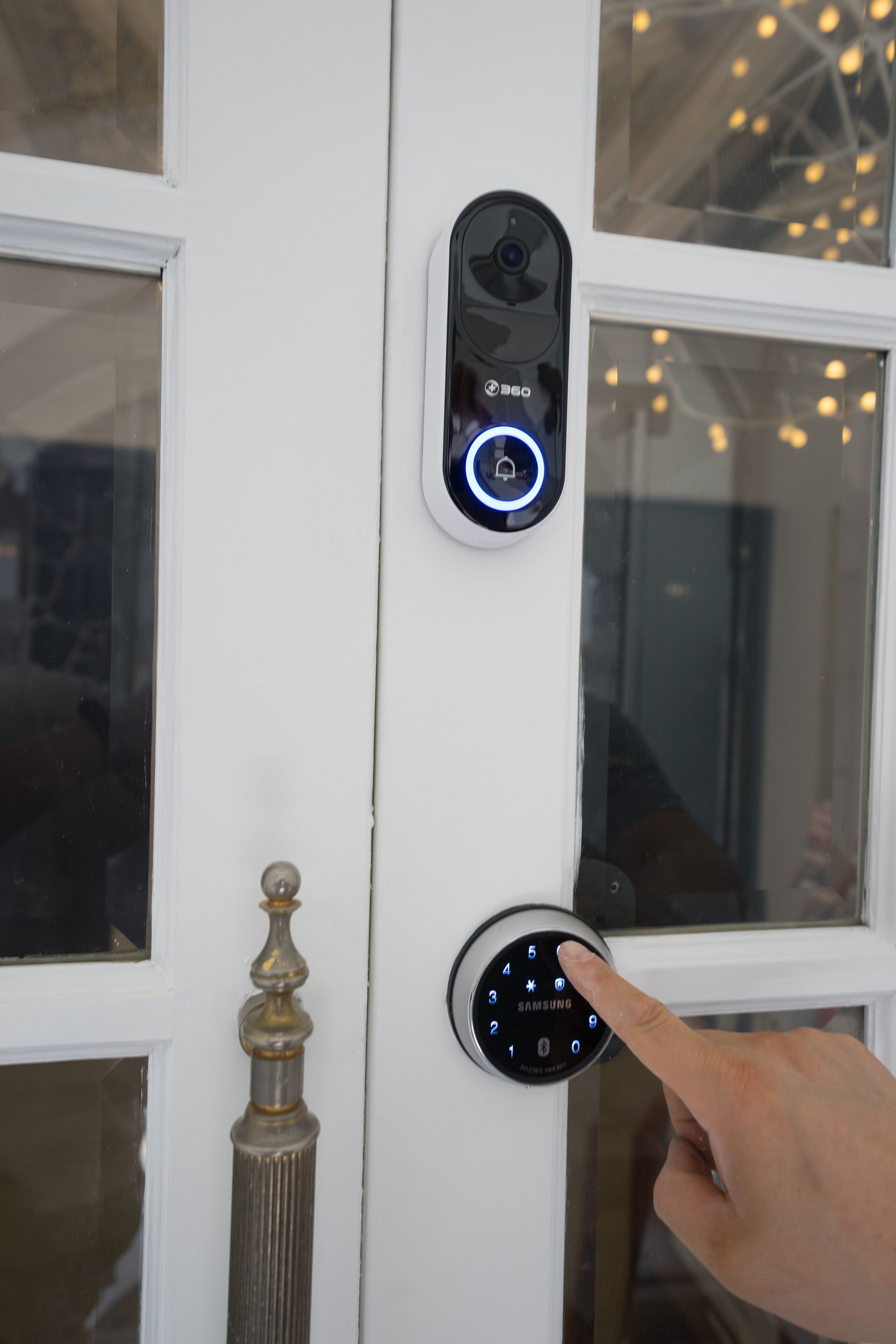 Una puerta moderna con cerradura electrónica de teclado numérico y sensor de huella dactilar.