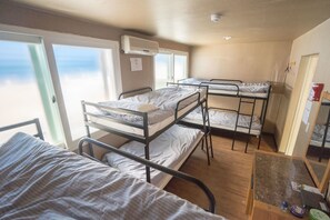 Dormitorio compartido, solo para hombres | Cortinas blackout, wifi gratis y ropa de cama 