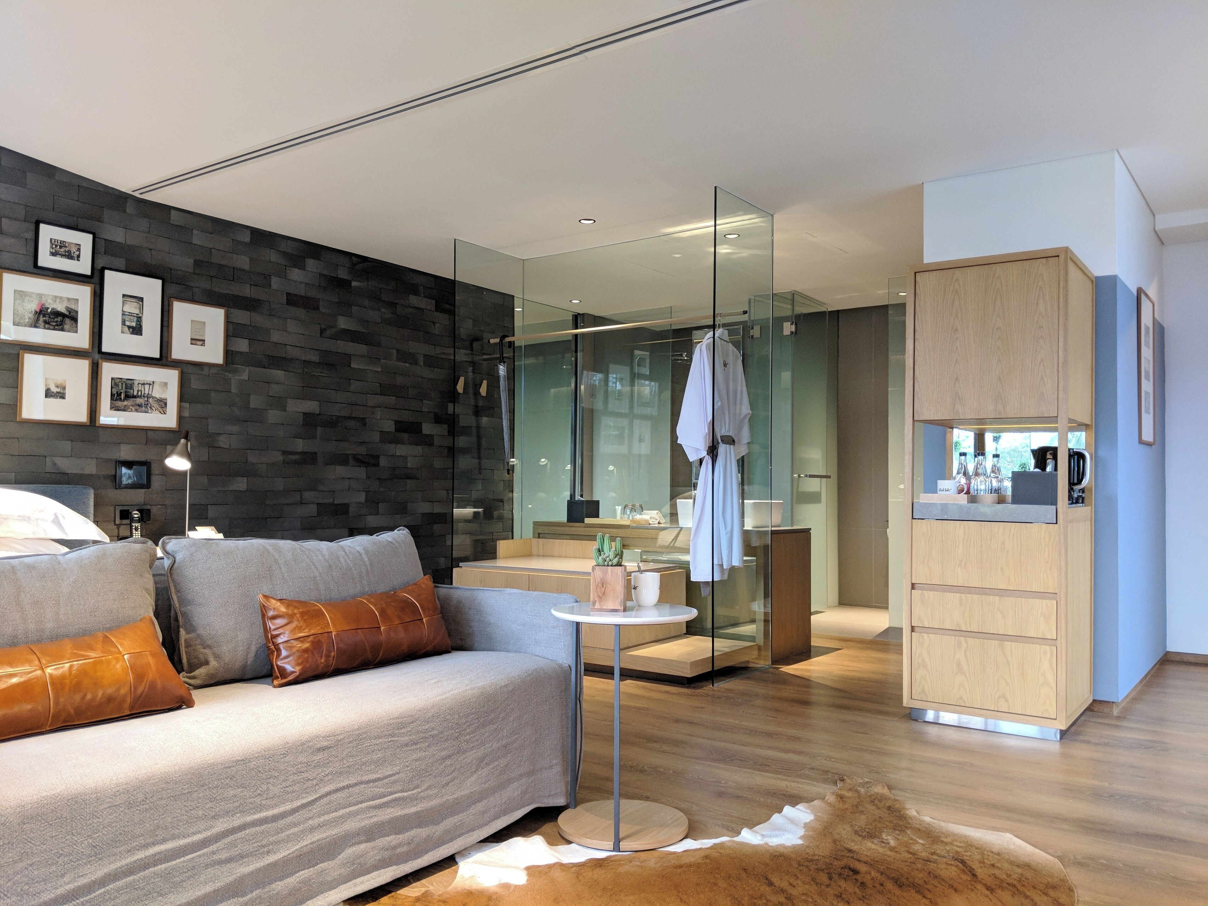 premier suite with jacuzzi and terrace | bathroom | hydromassage showerhead, free toiletries, hair dryer, bathrobes