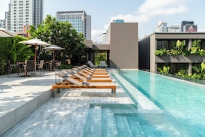 Outdoor pool, sun loungers - Ad Lib Hotel Bangkok (Bangkok)