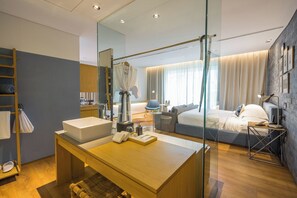 Premier Suite with Jacuzzi and Terrace | Premium bedding, Tempur-Pedic beds, in-room safe, laptop workspace - Ad Lib Hotel Bangkok (Bangkok)