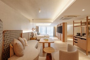 Deluxe Suite King Bed with Bathtub and Terrace | Living area