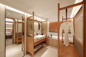 Premier Plus King with Bathtub | Banheiro | Ducha de hidromassagem, produtos de toalete grátis, secador de cabelo