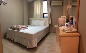 スタンダード ダブルルーム | リビング エリア | 液晶テレビ、コンピューター