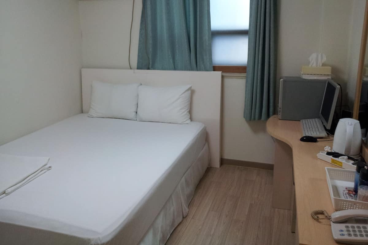 Standard Double Room | Desk, WiFi (free)