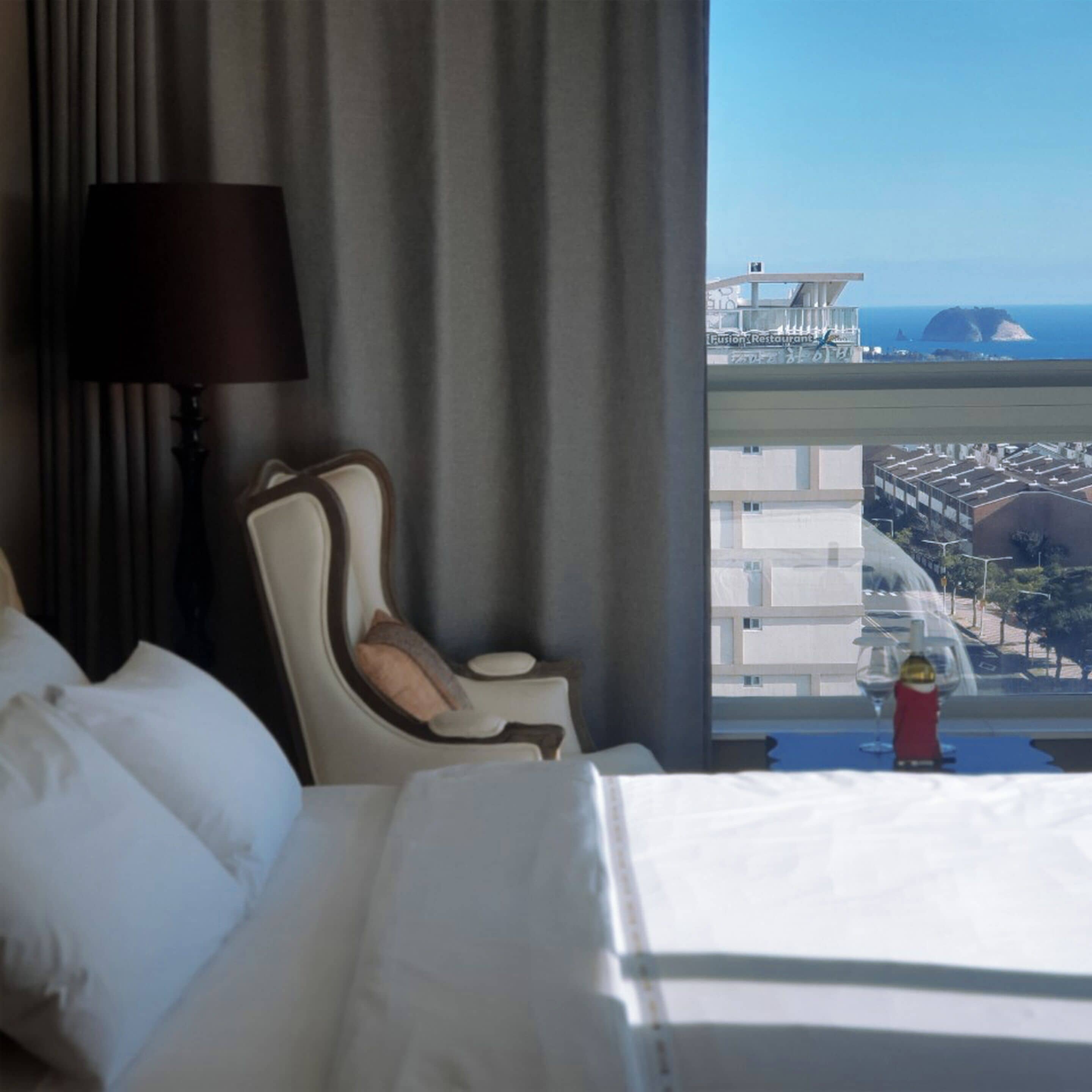 2 bedrooms, minibar, in-room safe, desk