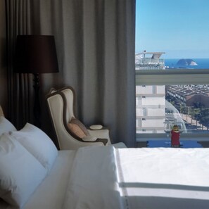 Minibar, in-room safe, desk, laptop workspace - Hotel Bareve (Seogwipo)