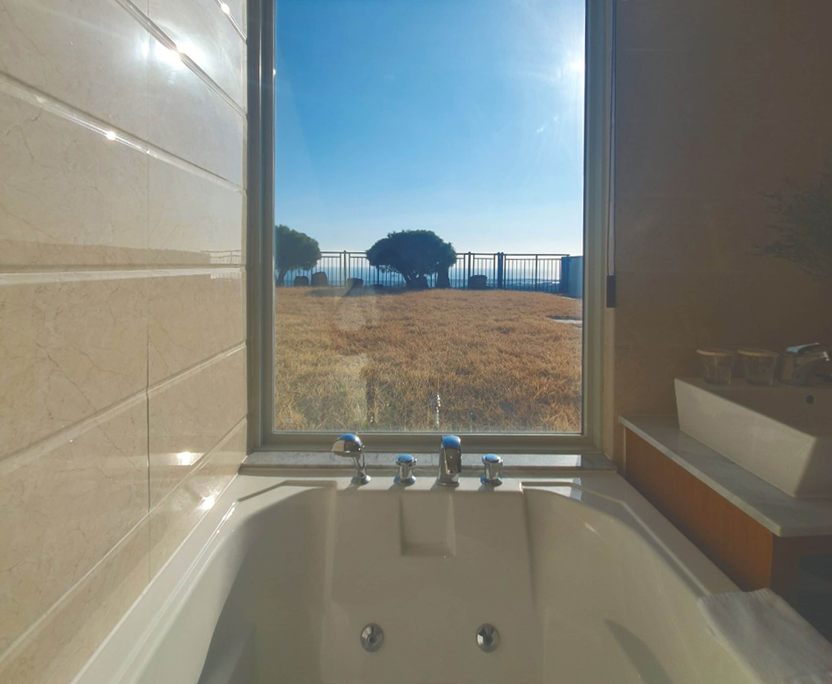 2 bedrooms, minibar, in-room safe, desk