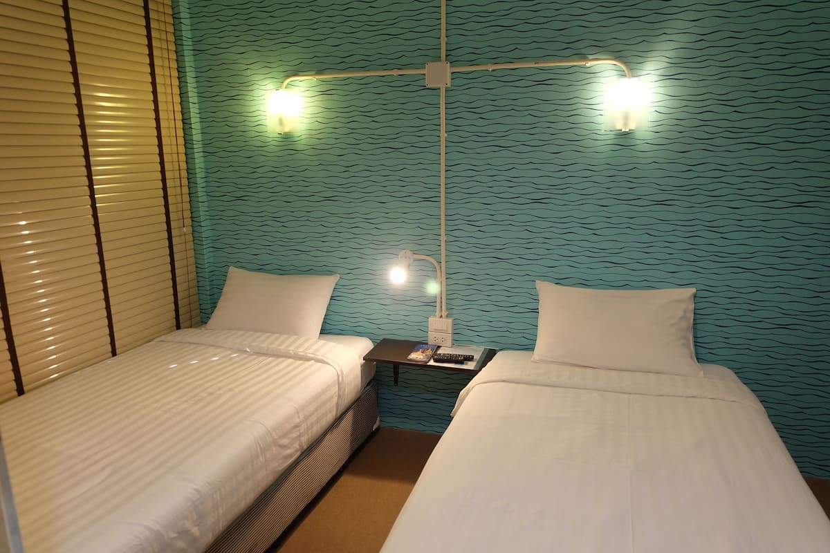 Standard Room | Dilengkapkan perabot secara berasingan, meja, langsir/tirai gelap terus