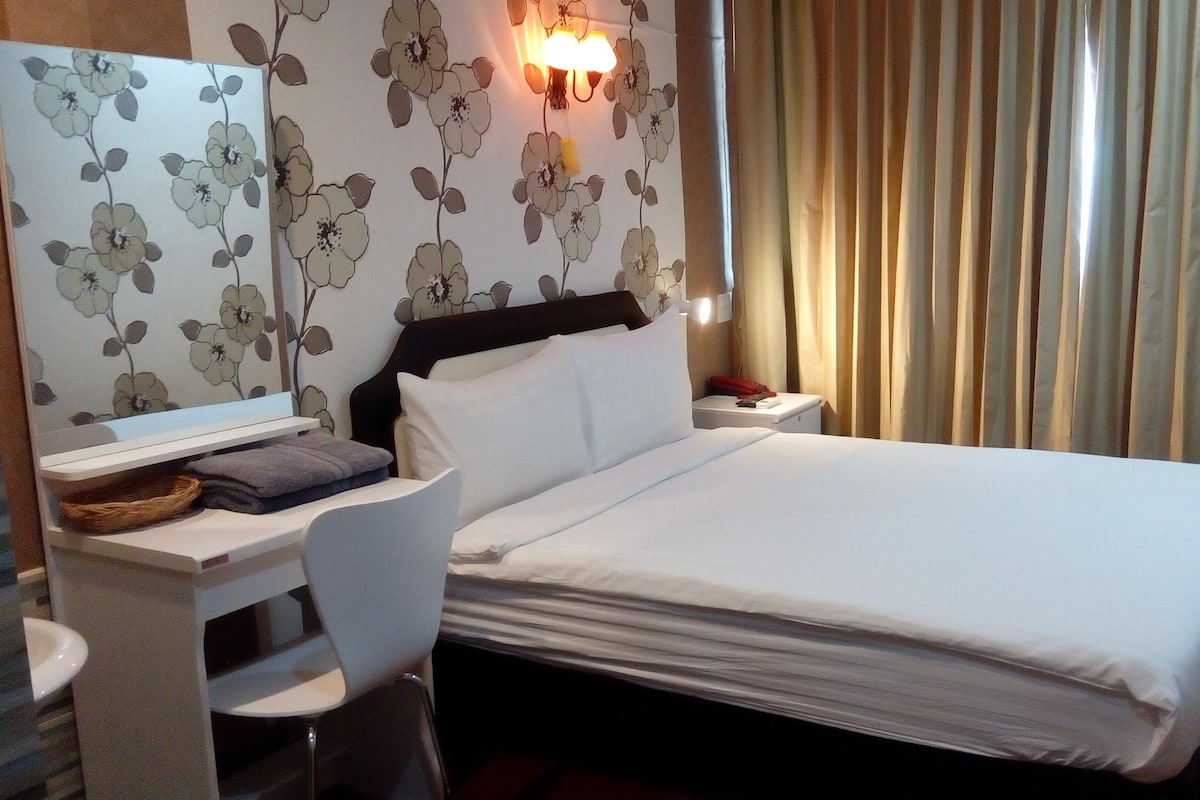 Deluxe room | Dilengkapkan perabot secara berasingan, meja, langsir/tirai gelap terus