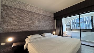 Superior Double Room Balcony | Minibar, caja fuerte, escritorio y cortinas opacas