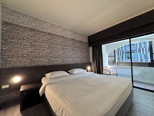 Superior Double Room Balcony | Minibar, caja de seguridad en la habitación y escritorio 