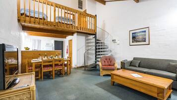 Chalet, 2 Bedrooms, 1st Floor | Living area