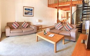 Living area - Cottesloe Beach Chalets (Cottesloe)