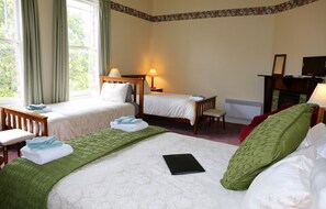 Premium bedding, pillowtop beds, individually decorated - Penghana Bed & Breakfast (Queenstown)