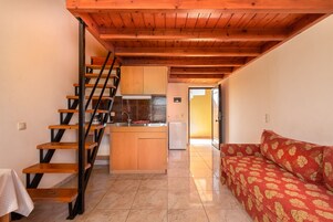 Duplex Family Maisonette | Nappalirész | LCD-tévé és könyvek