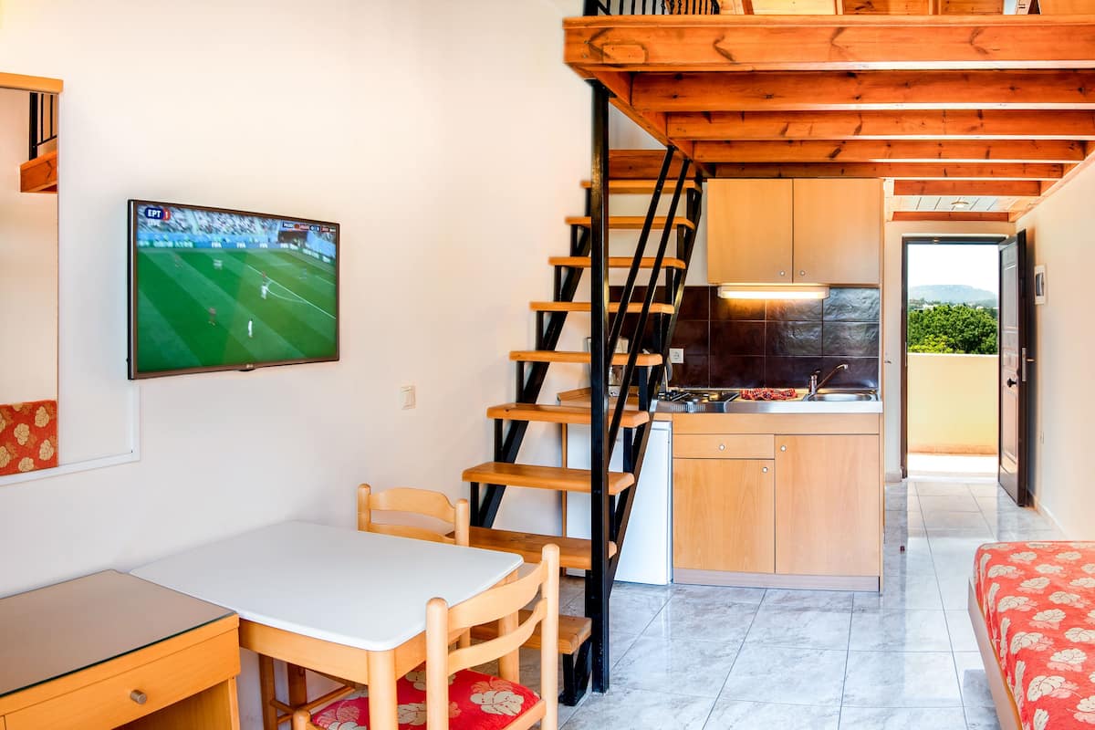 Maisonette (Split Level) | Dapur kecil pribadi | Lemari es, kompor, mesin pembuat kopi/teh, dan ketel listrik