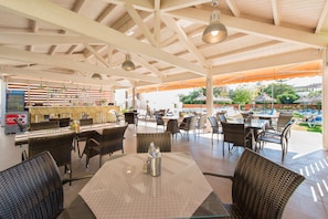 Tägliches Frühstücksbuffet (6 EUR pro Person)