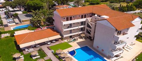 Seasonal outdoor pool, pool umbrellas, sun loungers