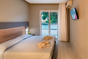 Cofres nos quartos, cortinas blackout, ferros/tábuas de passar roupa