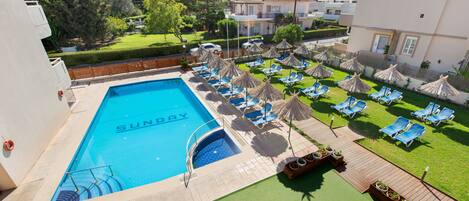 Piscine extérieure (ouverte en saison), parasols de plage