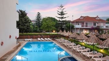 Alberca al aire libre por temporada y sombrillas en la alberca