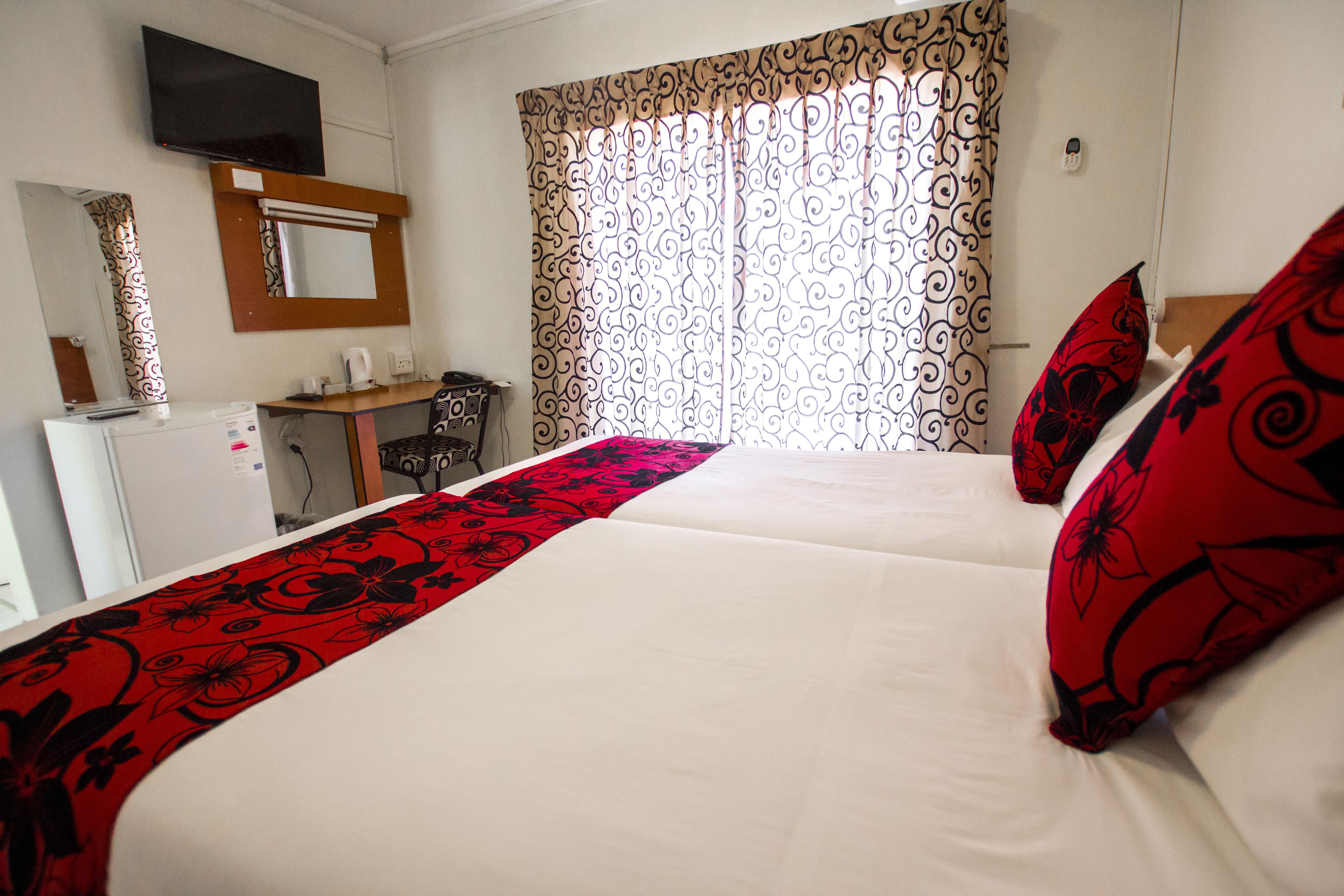 Habitación estándar con 2 camas individuales | Caja fuerte, escritorio, cortinas opacas y tabla de planchar con plancha