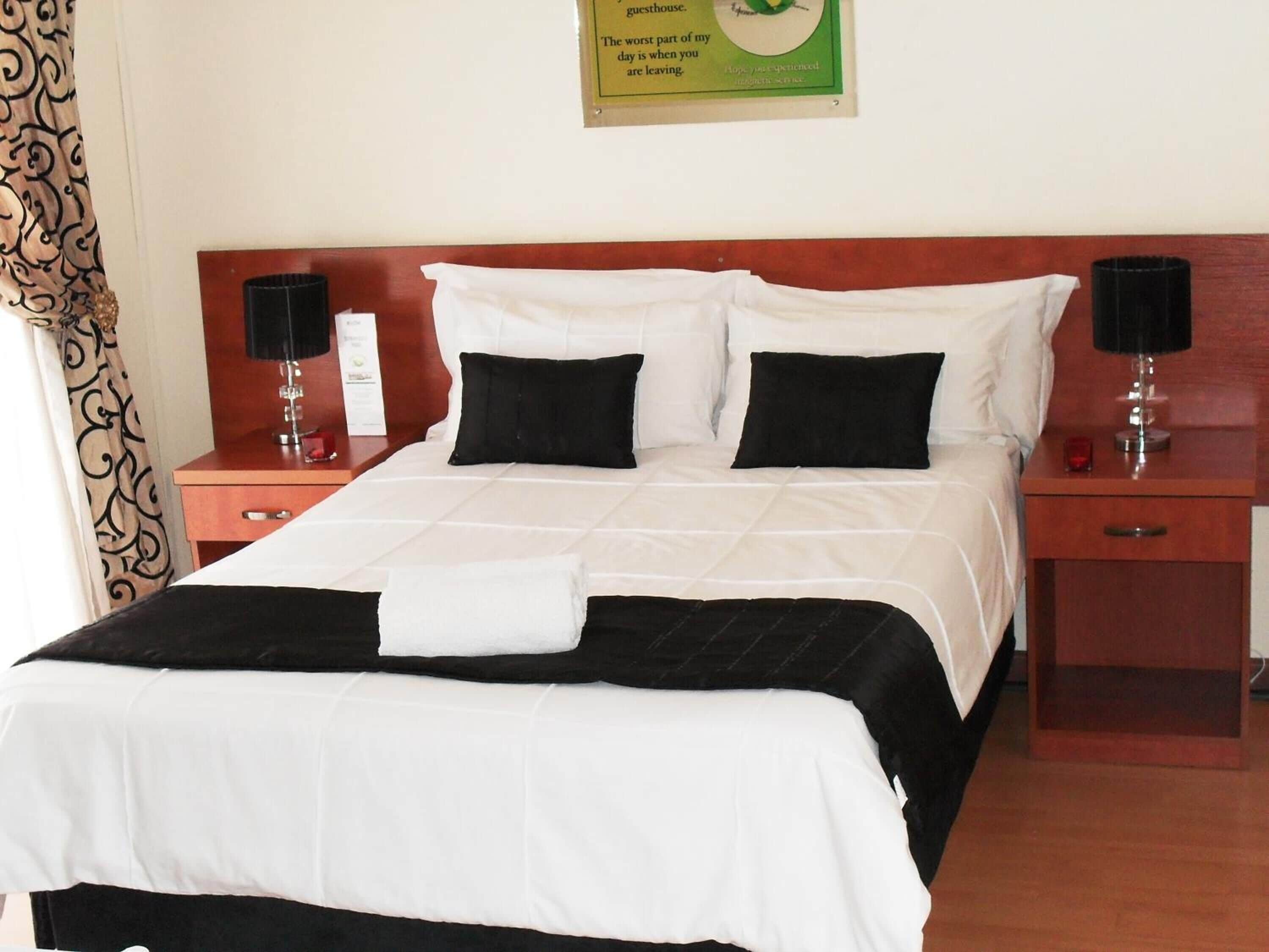 Zimmersafe, Schreibtisch, Verdunkelungsvorhänge, Bügeleisen/Bügelbrett