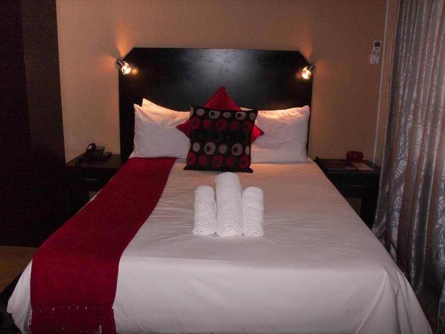 Caja de seguridad en la habitación, escritorio y cortinas blackout