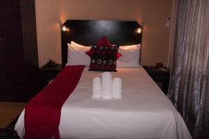 Cofres nos quartos, escrivaninha, cortinas blackout